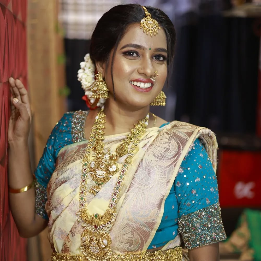 For bridal makeup enquires call or whatsapp 86680 34941 Hairstyle @megala_namakkal_makeupartist